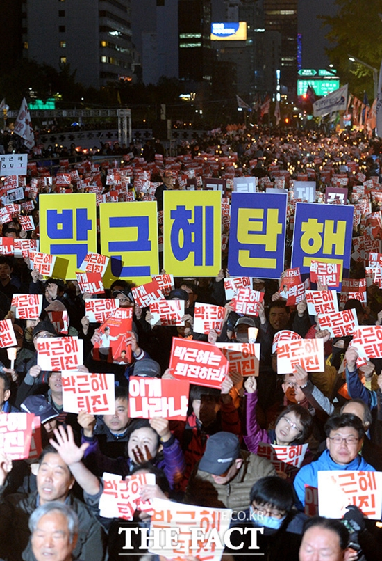 최순실 게이트 진상규명과 박근혜 대통령 하야를 촉구하는 시민들. 각국 언론은 이에 대해 상세히 보도했다. /임세준 인턴기자