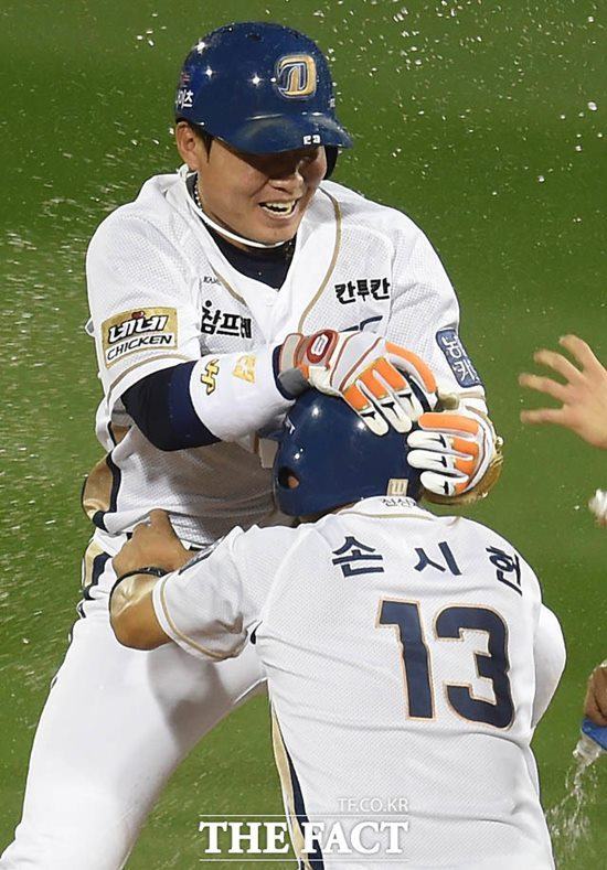 스퀴즈 작전! 야구에서 스퀴즈는 점수를 뽑기 위한 기습 전술을 뜻한다. LG와 플레이오프 1차전에서 9회말 스퀴즈 번트를 시도한 NC 용덕한(위)이 실패 후 끝내기 안타를 터뜨린 뒤 기뻐하는 장면. /최용민 기자