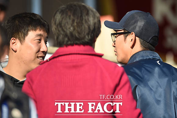 볼티모어 김현수와 가수 김창렬이 인사를 나누며 대화를 나누고 있다.