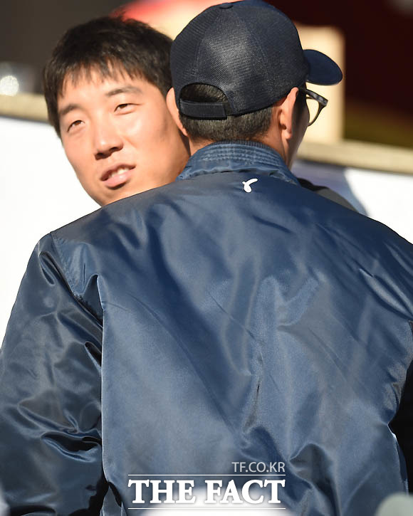 볼티모어 김현수와 가수 김창렬이 포옹을 나누고 있다.