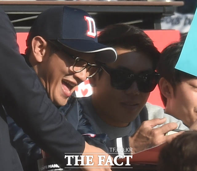 피츠버그 강정호와 가수 김창렬이 나란히 앉아 경기를 지켜보고 있다.