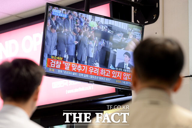 박근혜 정부 비선 실세로 국정 농단 의혹을 받고 있는 최순실(60)씨가 31일 오후 피의자 신분으로 검찰에 출석한 가운데 서울 고속 터미널에서 시민들이 뉴스를 지켜보고 있다./남용희 인턴기자