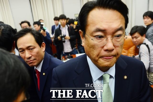 31일 오전 국회의장실에서 국회의장-3당 원내대표 회동이 열린 가운데, 정진석(앞쪽) 새누리당 원내대표는 하야 정국으로 나가겠단 거냐면서 회동 도중 퇴장했다./배정한 기자