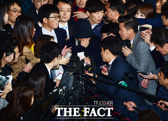 비선실세의 국정농단 의혹 중심인 최순실(최서원으로 개명)씨가 지난달 31일 오후 서울 서초동 서울중앙지방검찰청에 출두하고 있다./배정한 기자