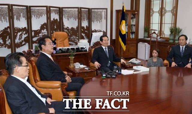 최순실 게이트 돌파안을 논의하기로 한 국회의장-3당 원내대표 회동에서 정진석(왼쪽 두 번째) 새누리당 원내대표와 우상호(오른쪽) 더불어민주당 원내대표가 충돌했다./문병희 기자