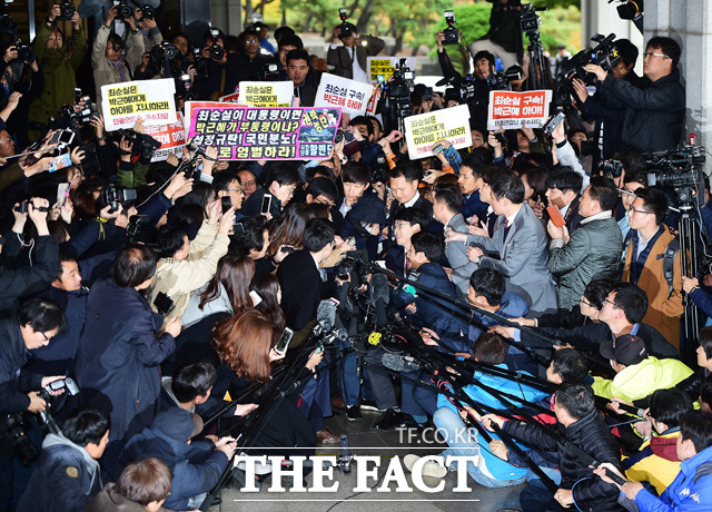 취재진에 둘러싸인 최순실 씨./배정한 기자