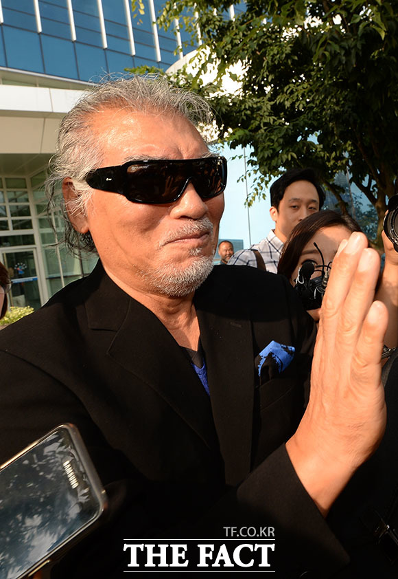 나훈아 이혼. 나훈아가 아내 정 씨와 이혼 소송 세 번째 조정기일에 참석하고 있는 사진. /여주=임세준 인턴기자