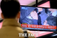 [TF포토] '비선 실세' 최순실 검찰 출석…'뉴스에 고정된 시민들의 눈'