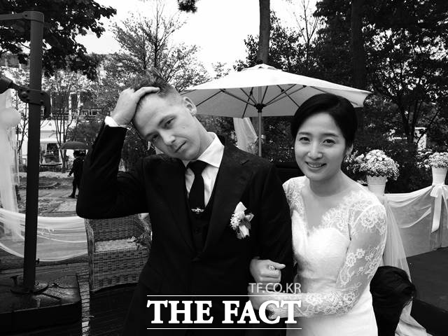 우리끼리 조용하게 결혼식 올렸어요 배우 박그리나가 스페인 출신 사진작가 다니엘 군더만과 결혼했다. /박그리나 제공