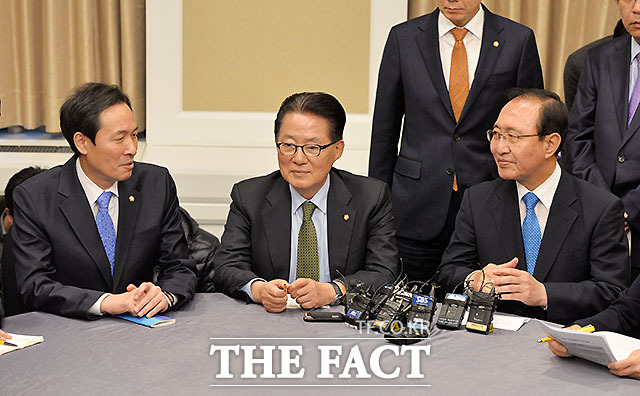 더불어민주당 우상호, 국민의당 박지원, 정의당 노회찬 원내대표(왼쪽부터)가 최순실게이트 관련 야권 공조방안을 논의하기 위해 1일 서울 여의도 국회 귀빈식당에서 회동을 갖고 있다./국회=문병희 기자