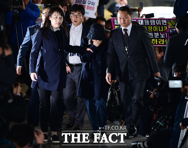 최근 정국을 흔들고 있는 최순실 사태의 여파가 금융권에도 미치고 있다. 국정농단 의혹을 받고 있는 최순실은 지난달 31일 서울중앙지검에 출두했다. /배정한 기자