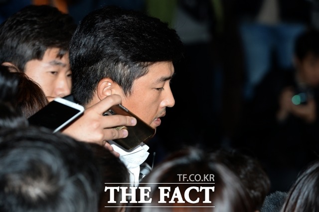 최순실 게이트의 핵심인물로 지목된 고영태 더블루K 이사가 검찰의 2차 소환 조사를 마친 뒤 지난달 31일 오후 서울 서초구 서울중앙지검을 나서고 있다. /임세준 인턴기자