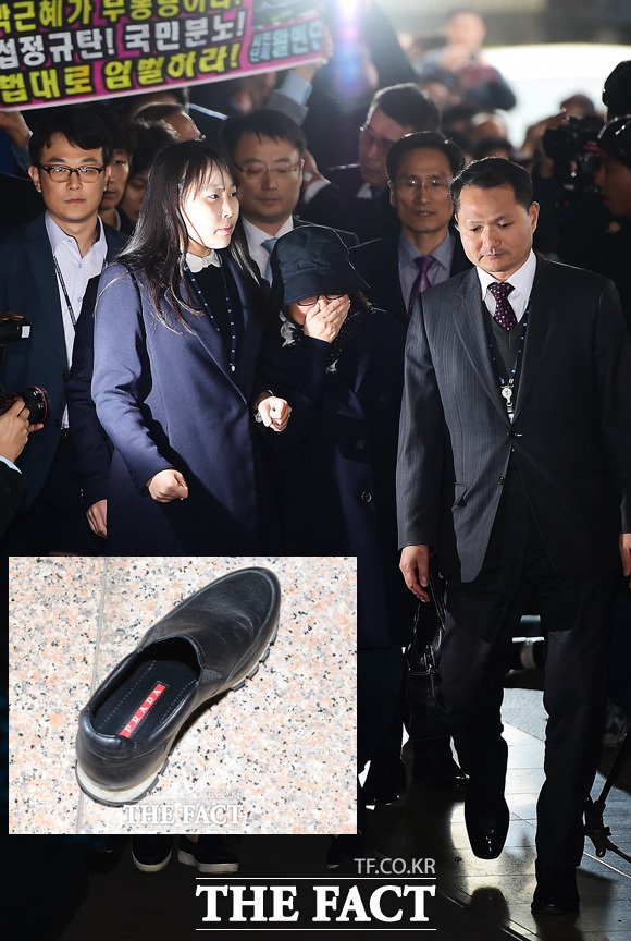 최순실 신발 빈축, 왜? 비선실세로 지목된 최순실이 31일 검찰에 출석한 가운데 그녀의 명품 신발이 구설에 오르고 있다. /더팩트DB