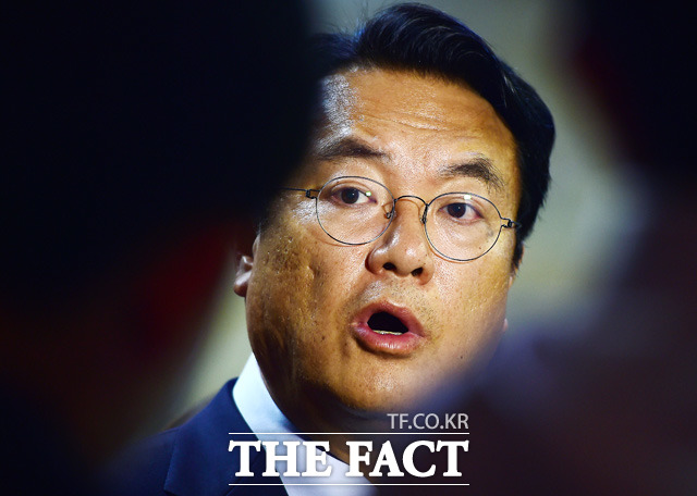 정진석 새누리당 원내대표는 1일 페이스북에 문재인 전 더불어민주당 대표가 전날 최순실 국정개입 사태와 관련해 박근혜 대통령에게 국정에서 손을 떼라고 요구한 데 대해 진정 원하는 게 무엇이냐고 따졌다./배정한 기자