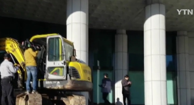 대검찰청 청사로 포클레인 진입 사고. 대검찰청 청사로 1일 오전 8시 25분께 한 40대 남성이 포클레인을 몰고 돌진한 사고가 발생했다./YTN 방송 화면 갈무리