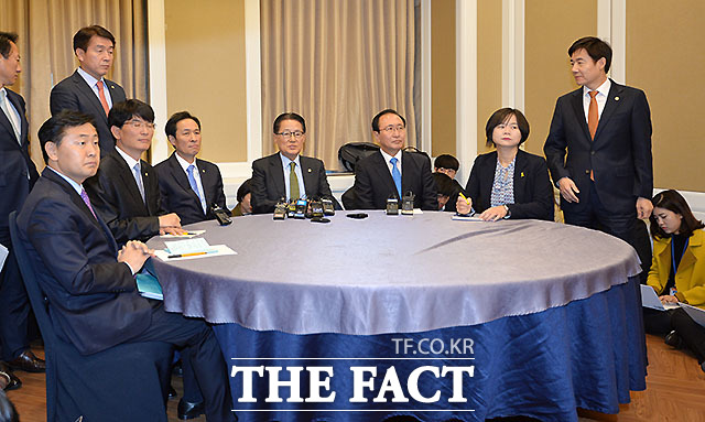 야3당은 이날 회동에서 최순실 씨의 국정농단 파문에 관한 국정조사를 실시하고, 특별법에 의한 별도특검을 추진하기로 합의했다./국회=문병희 기자