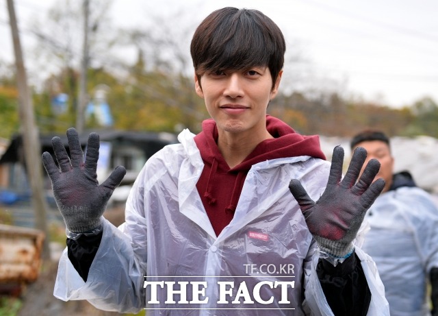 악플러와 연탄 봉사에 나선 박해진. 배우 박해진은 지난 2014년 10월 서울 강남구 개포동 구룡마을에서 자신에게 악플을 단 악플러들과 연탄 봉사활동을 해 화제를 모은 바 있다. /더팩트 DB
