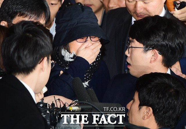 검찰은 지난달 31일 밤 11시 57분 서울중앙지검에서 피의자 신분으로 불러들여 조사하던 최 씨를 긴급체포했다./배정한 기자