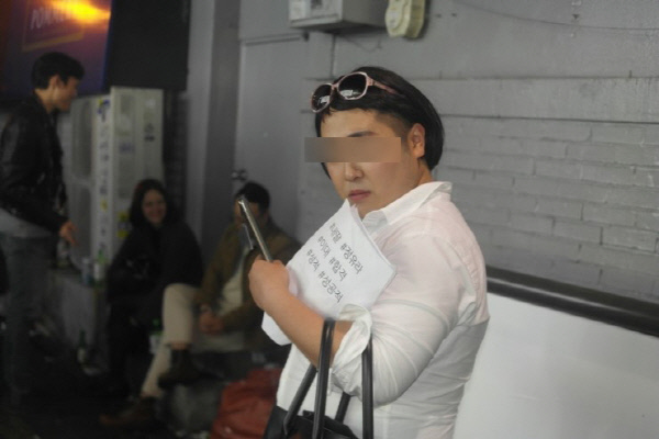 최순실 코스프레, 핼러윈 최고 패러디? 국정 농단의 장본인으로 지목된 최순실을 코스프레한 시민이 31일 핼러윈데이를 맞아 이태원 등에 등장해 주목 받고 있다. /온라인커뮤니티