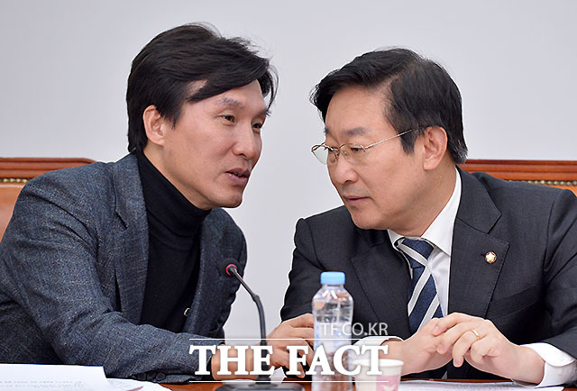 머리 맞댄 김민석(왼쪽), 박범계 위원