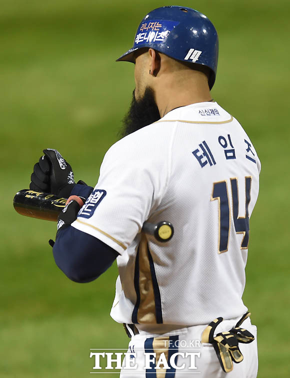 한국시리즈서 빈타에 허덕이는 NC 테임즈가 방망이를 닦으며 생각에 잠겨 있다.