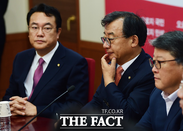 새누리당 친박계는 신임 총리에 김병준 교수를 내정한 것을 두고 이번 개각은 위기에 처한 국정을 정상화하기 위한 강력한 의지의 표현이라고 했지만, 비박계는 이에 반발했다./배정한 기자