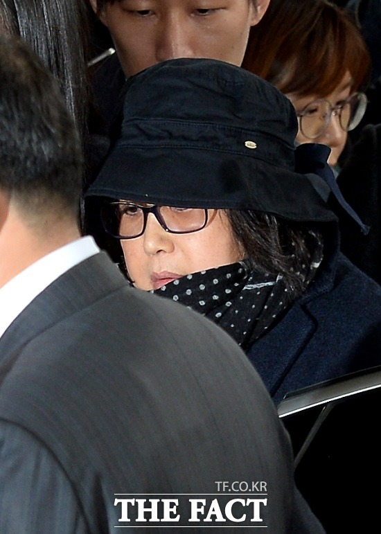 박근혜 정부 비선실세로 국정농단 의혹을 받고 있는 최순실이 지난달 31일 오후 서울 서초구 서울중앙지검에 피의자 신분으로 출두하고 있는 모습./임세준 인턴기자