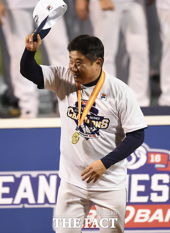 두산 김태형 감독이 우승 메달을 받은 뒤 환하게 웃고 있다.
