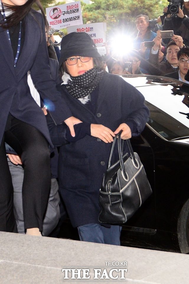 최순실 2일 구속 영장 청구될 듯. 비선실세 의혹을 받고 있는 최순실에 대해 검찰이 2일 횡령과 배임 혐의 등으로 구속영장을 청구할 것으로 보인다. /더팩트DB