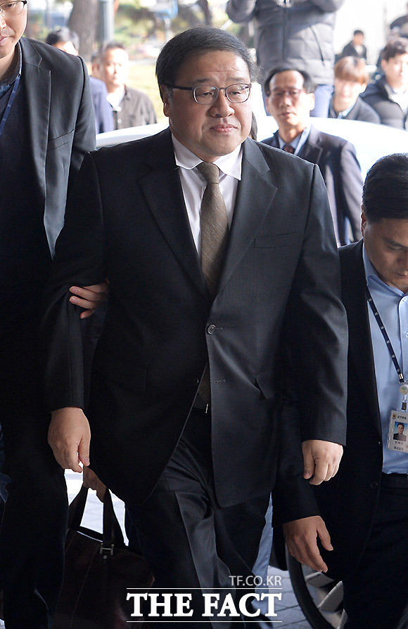 미르·K스포츠재단 모금 과정에 관여한 의혹을 받고 있는 안종범 전 청와대 정책조정수석이 2일 서울 서초동 서울중앙지방검찰청에 피의자 신분으로 출석하고 있다./문병희 기자