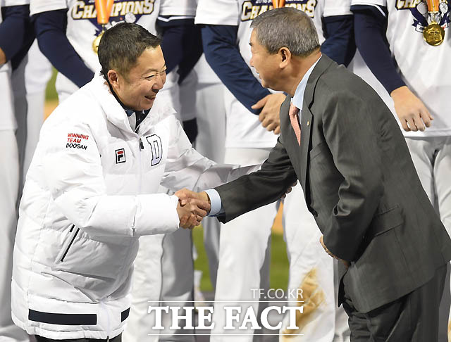두산 박정원 회장이 구본능 총재와 악수를 나누고 있다.