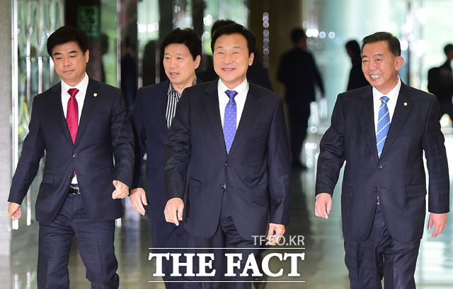 손학규 전 더불어민주당 고문은 2일 박근혜 대통령이 참여연대 정책실장인 김병준 국민대 교수를 신임 총리에 내정한 데 대해 참으로 안타깝다. 대통령은 오늘의 시국상황을 제대로 인식하지 못하고 있다고 밝혔다./배정한 기자