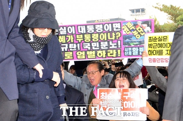 최순실 씨는 미르·K스포츠재단 설립 과정에 개입해 전국경제인연합회 회원사 등을 통해 수백억 원의 돈을 모은 것은 물론 박근혜 대통령의 연설문을 사전에 입수, 수정한 것으로 알려져 국민적 지탄을 받고 있다. /남윤호 기자