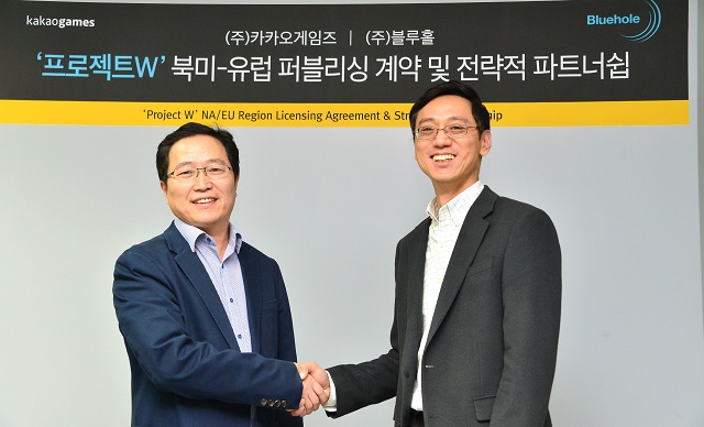 조계현(왼쪽) 카카오게임즈 대표이사와 김강석 블루홀 대표이사가 3일 전략적 파튼너십 체결 후 포즈를 취하고 있다. /카카오게임즈 제공