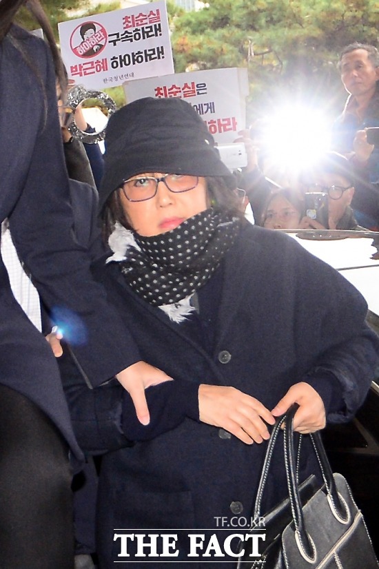 비선실세의 국정농단 의혹의 중심인 최순실(최서원으로 개명)이 지난달 31일 오후 서울 서초동 서울중앙지방검찰청으로 들어서고 있다. 최순실의 여파로 문화계는 현재 울상이다. /남윤호 기자