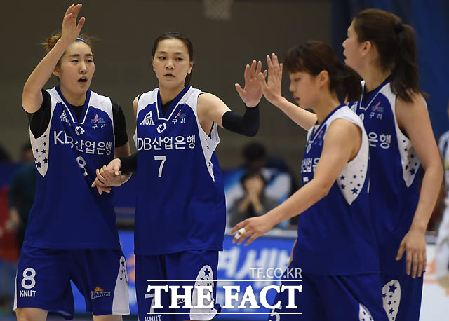 신한은행 홍소리, 한채진, 김소담이 1쿼터를 앞선 채 마치자 하이파이브를 나누고 있다.