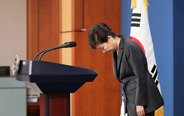 박근혜 대통령이 최순실 국정개입 의혹 파문과 관련해 4일 오전 10시 30분 대국민 담화를 발표하고 있다./청와대 제공