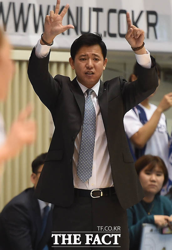 신한은행 신기성 감독이 경기 중 작전을 지시하고 있다.