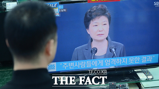 박근혜 대통령이 4일 오전 청와대에서 비선실세 최순실 씨의 국정농단 사태와 관련해 대국민 담화문을 발표한 가운데 서울 용산구 전자랜드 상가를 찾은 시민들이 담화문을 보고 있다./이덕인 기자