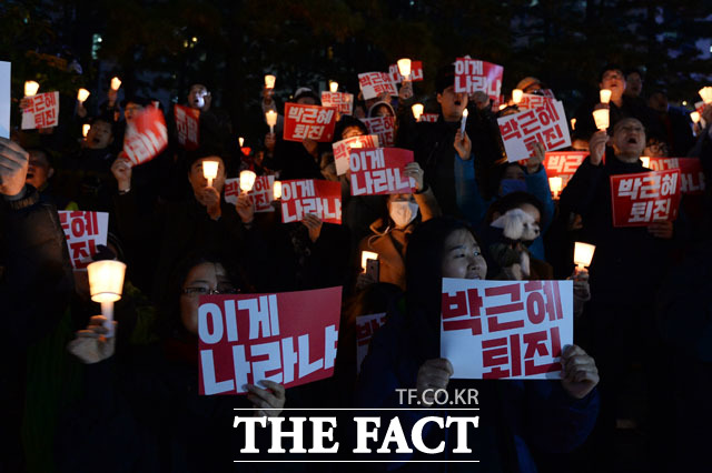 비선실세 최순실 의혹 관련 진상규명과 박근혜 하야를 촉구하는 촛불 집회가 3일 오후 서울 광화문 청계광장 인근 파이낸스센터 앞에서 열린 가운데 참가자들이 촛불을 들고 구호를 외치고 있다./남용희 인턴기자
