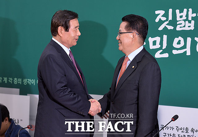 박지원(오른쪽) 국민의당 비상대책위원장 겸 원내대표는 4일 한광옥 신임 대통령 비서실장을 만나 김대중 대통령의 비서실장까지 지낸 분이 총리로 갔으면 갔지 비서실장으로 간 것이 웬말이냐고 지적했다. 한 비서실장과 박 위원장이 악수를 하고 있다. /국회=문병희 기자