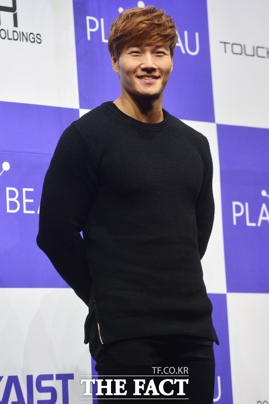 김종국 반박. 가수 김종국이 인스타그램에 척추측만증으로 근육 운동을 하기 시작한 사연을 말했다. /남윤호 기자