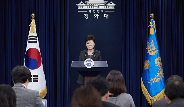 박근혜 대통령이 최순실 국정개입 의혹 파문과 관련해 대국민 담화를 발표하고 있다. / 사진=청와대 제공
