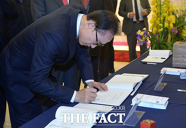 비문 없어진 박근혜 대통령 대국민담화, MB는? 박근혜 대통령이 4일 발표한 대국민담화에서 비문이 사라진 가운데 이명박 전 대통령(사진) 쓴 비문이 재조명 받고 있다. /더팩트DB