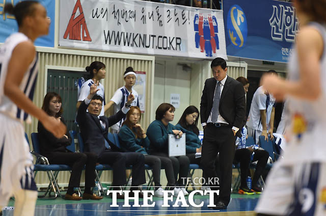 신한은행 신기성 감독이 경기가 풀리지 않는 듯 심각한 표정으로 코트를 바라보고 있다.