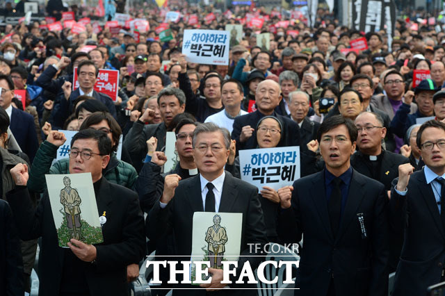 문재인(맨 앞 왼쪽 두 번째) 전 더불어민주당 대표, 안희정(맨 앞 오른쪽 두 번째) 충남지사 등이 광화문 광장에서 열린 고 백남기 농민 영결식에서 구호를 외치고 있다./광화문=남윤호 기자