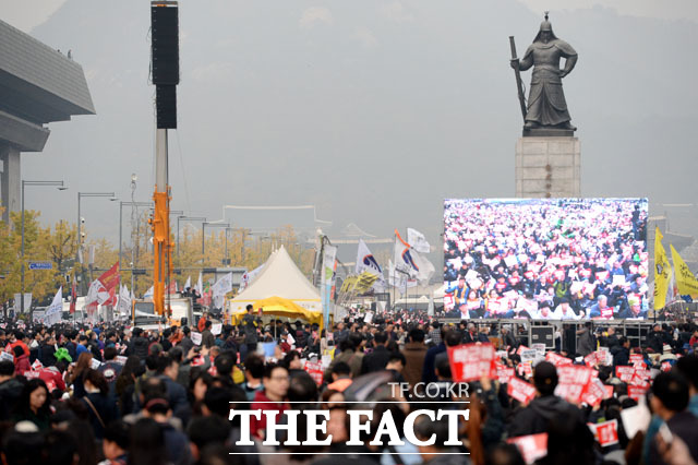 광화문 광장에서 박근혜 퇴진 피켓을 들고 구호를 외치는 집회 참가자들./광화문=남용희 인턴기자