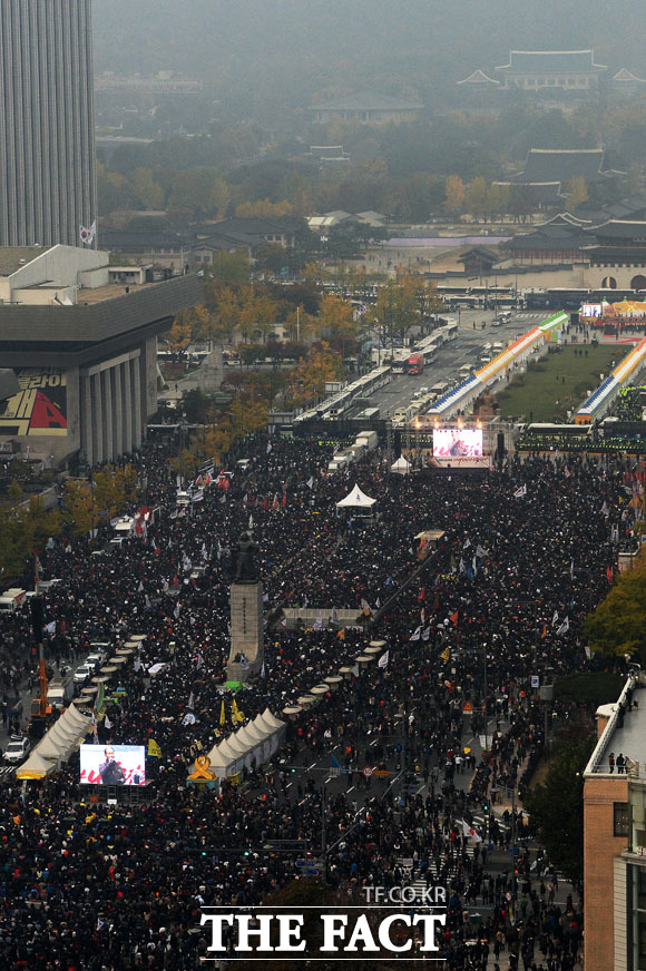 모이자! 분노하자! #내려와라 박근혜 2차 범국민행동 문화제가 광화문 광장에서 열린 가운데, 10만여 명의 시민들이 모였다./광화문=남용희 인턴기자