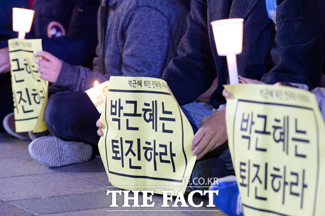 광화문 집회. 5일 최순실 국정 농단 사태와 박근혜 대통령의 퇴진을 촉구하는 광화문 집회에 대규모 인파가 몰릴 것으로 전망되고 있다. 지난 3일 오후 서울 광화문 인근 파이낸스센터 앞에서 열린 촛불집회 장면./남용희 인턴기자