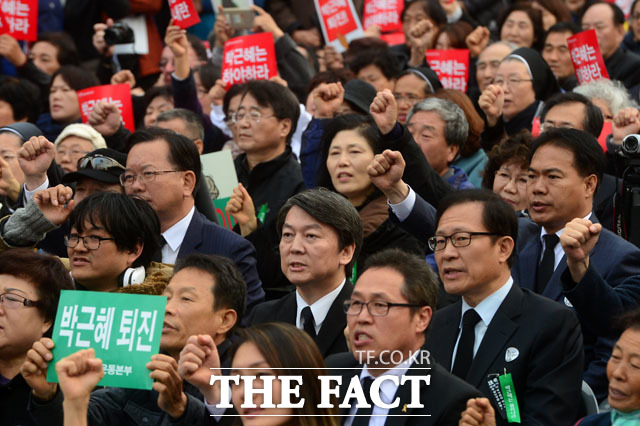 안철수 전 국민의당 상임공동대표(두 번째 줄), 김부겸 더불어민주당 의원(세 번째 줄) 등 야권 정치인들이 고 백남기 농민 영결식에 참석, 박근혜 퇴진 박근혜는 하아햐라 피켓을 든 시민들 사이에서 구호를 외치고 있다./광화문=남윤호 기자